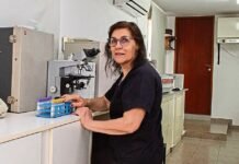 Mabel Enrico: entre el laboratorio, la formación y la familia Mujer adulta en un laboratorio junto a equipos de análisis y tubos de muestras