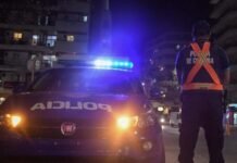 Detuvieron a un hombre de 64 años en Monte Cristo por una presunta estafa Vehículo policial con las luces encendidas y un agente de seguridad durante la noche