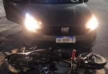 Choque entre un auto y una moto en Malvinas Argentinas: secuestraron ambos vehículos Automóvil Fiat detenido y motocicleta caída durante la noche tras una colisión