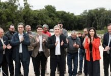 Llaryora inauguró el puente San Ramón entre Diego de Rojas y Las Gramillas Autoridades y vecinos aplauden durante el acto de inauguración, con el puente y el camino rural detrás