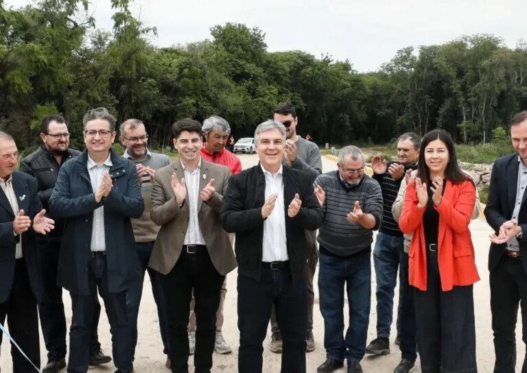 Autoridades aplauden frente al puente San Ramón y un camino rural