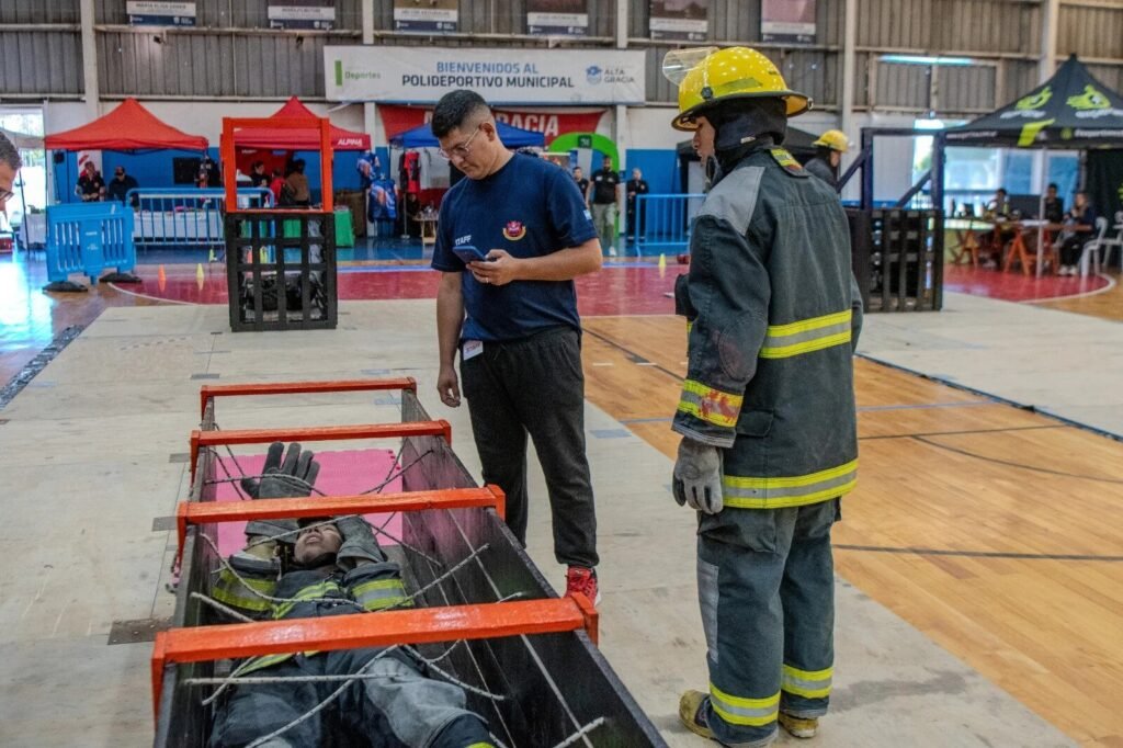 Un bombero supera una prueba con obstáculos dentro del Polideportivo Municipal de Alta Gracia