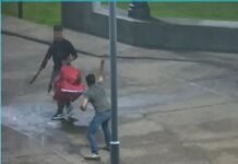 Aprehendieron a dos hombres tras enfrentarse con armas en el Paseo Sobremonte Escena de un enfrentamiento en una plaza, con objetos alargados y una persona con prenda o mochila roja