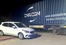 Monte Cristo: una locomotora y un automóvil chocaron en un paso a nivel Automóvil blanco junto a un vagón ferroviario de carga durante la noche