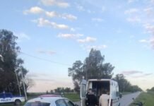 Un motociclista fue diagnosticado con politraumatismos tras un choque en Malvinas Argentinas Automóvil blanco dañado, motocicleta, ambulancia y personal de asistencia junto a una ruta