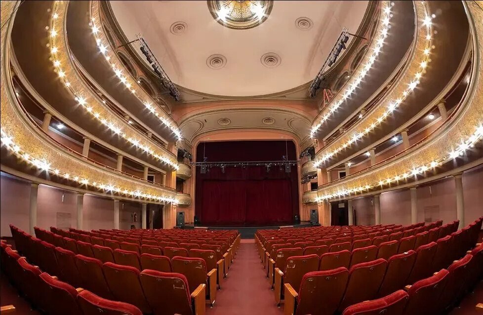 Interior de la Sala Mayor del Teatro Real con el escenario y las butacas