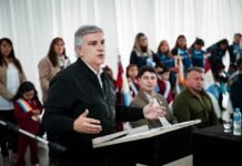 Llaryora anunció obras, viviendas y equipamiento en Capilla y Cañada de Machado Martín Llaryora habla desde un atril durante un acto institucional, con asistentes y banderas al fondo