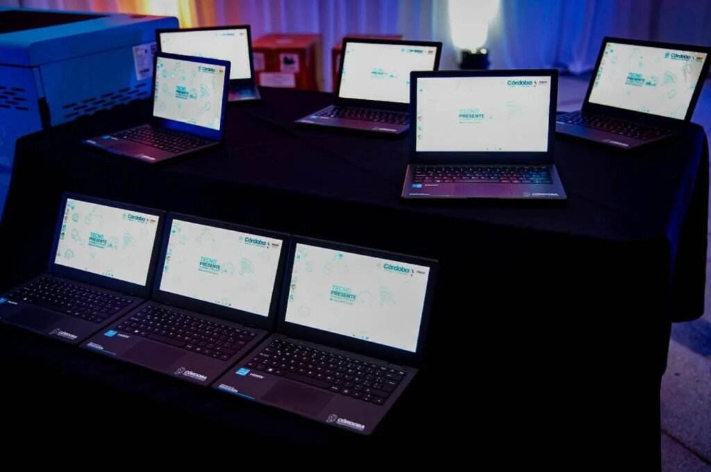 Varias computadoras portátiles exhiben las marcas Córdoba y TecnoPresente