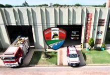 Bomberos de Río Primero convocan a estudiantes a diseñar el logo de sus 45 años Cuartel de Bomberos Voluntarios de Río Primero con vehículos de emergencia y el escudo institucional