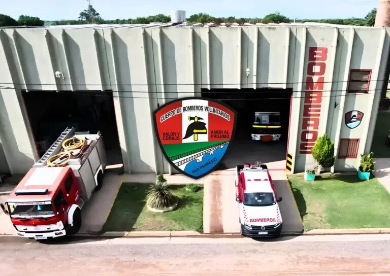 Exterior del cuartel de Bomberos Voluntarios de Río Primero con vehículos de emergencia