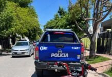 Operativos en Malvinas Argentinas y Monte Cristo dejaron dos aprehendidos y ocho motos secuestradas Motocicleta Honda Invicta junto a una camioneta policial en una calle urbana