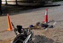 Motociclista de 22 años resultó lesionado tras chocar contra un camión en Monte Cristo Motocicleta dañada, restos dispersos y conos de señalización sobre la calzada tras una colisión