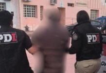 Monte Cristo: detuvieron a un hombre y recuperaron 29 vacunos valuados en $49 millones Persona con el rostro difuminado escoltada por dos agentes identificados como integrantes de la PDI