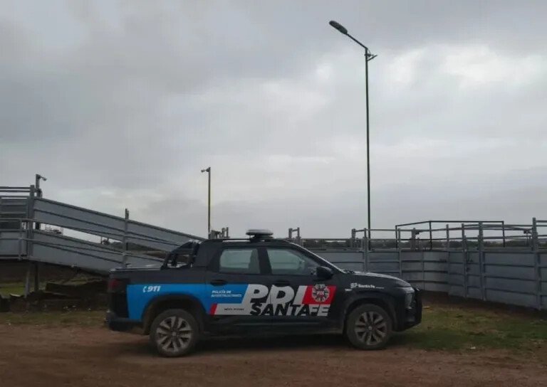 Móvil de la Policía de Investigaciones de Santa Fe frente a corrales