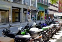 Río Primero: retuvieron una motocicleta por falta de documentación Imagen ilustrativa de motocicletas estacionadas. No corresponde al procedimiento policial de Río Primero.